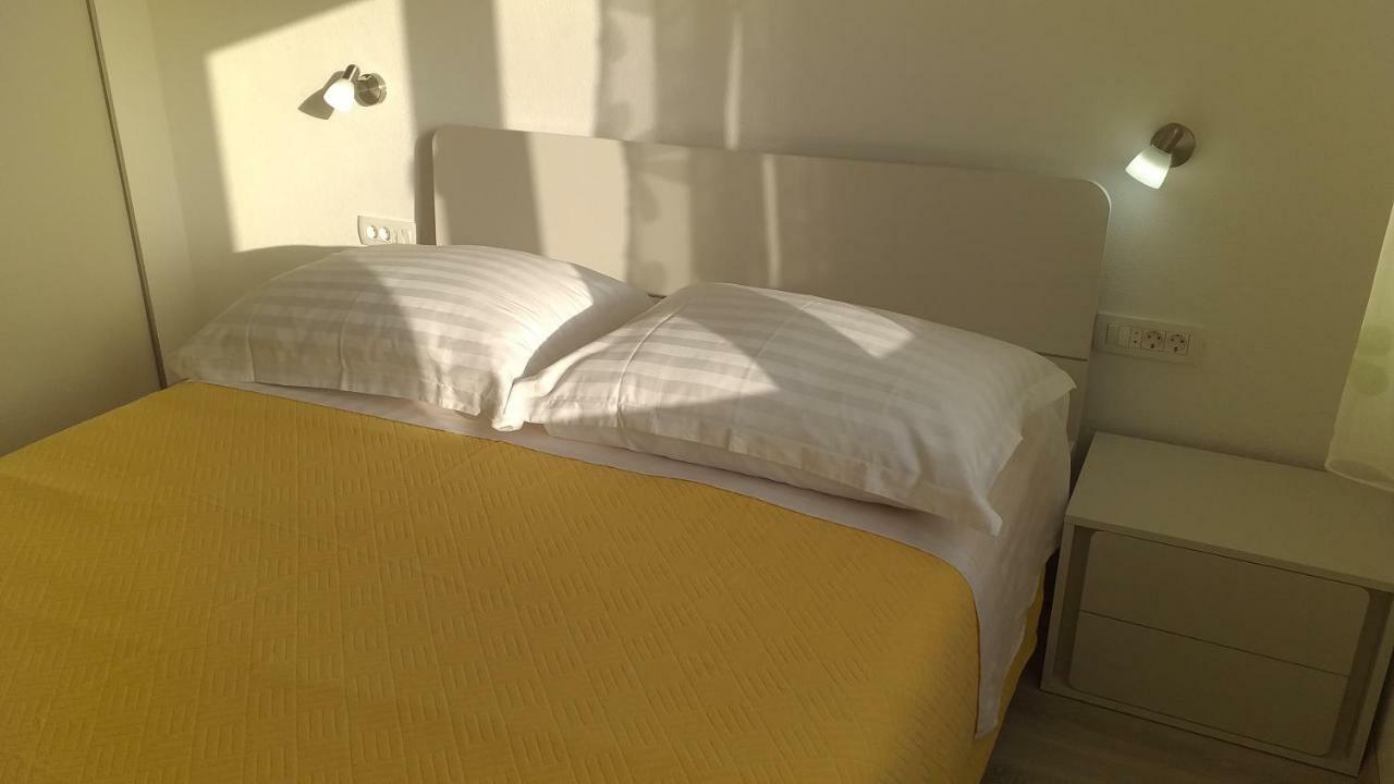 Apartment Zaklopatica Lastovo Exterior photo